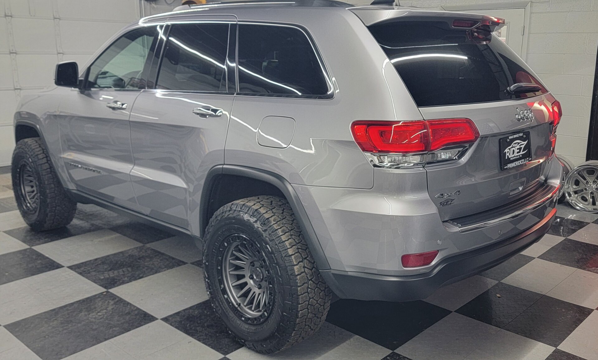 2019 Jeep Grand Cherokee - Image 3